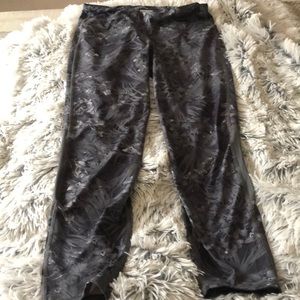 Grey patterned Old Navy yoga pants